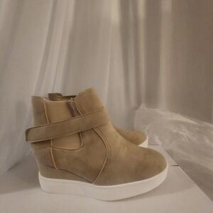 Serra Beige Ankle Boots with White Sole